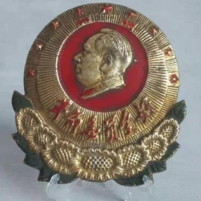 价高！文革时期彩色鎏真金大像章，浮雕革命委员会好，重6两特别稀少，保老保真。