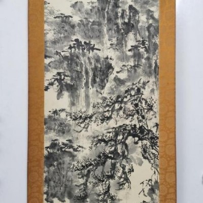 刘琦【山水人物图】原装裱纸本木轴，保作者手绘精品，品相如图，尺寸 : 104 x 44.5 cm。 温馨提示：看好出价，非印刷品，不支持退换货，鸽子永久拉黑【默认百世快递发货，需顺丰到付或协商发其它快